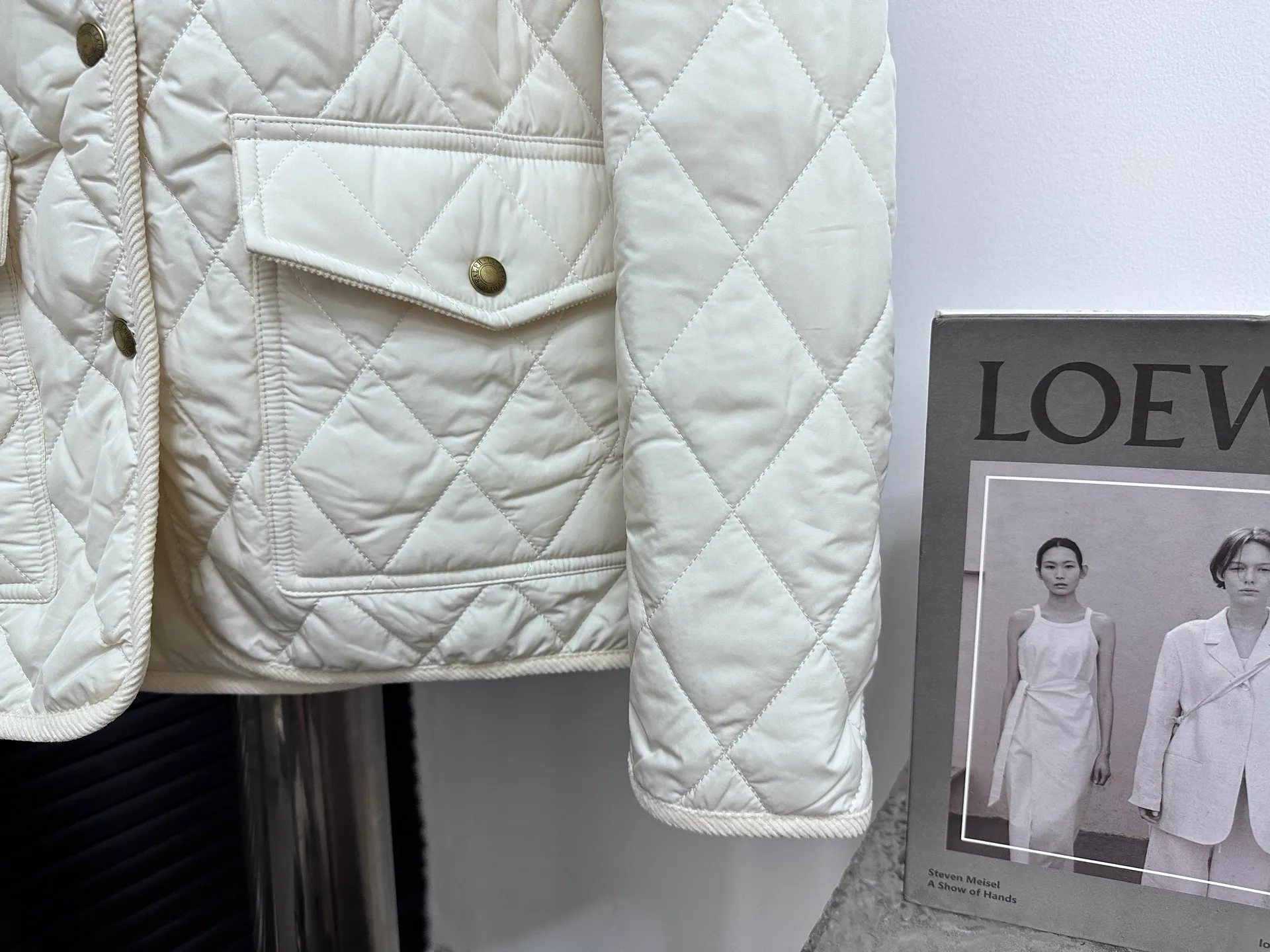 ￼ P530 【Ralph Lauren】Ralph Lauren cotton-padded jacket. The face is filled with imitation down cotton. Three-in-one rhombus quilted embroidery. Soft and comfortable. Warm and comfortable. Corduroy strips run through the whole body. No knots or overlaps. Artificial curling. Fine workmanship. Does not look bloated. The upper body is light and not bloated. Soft and comfortable. Highly recommended. Size: S M L